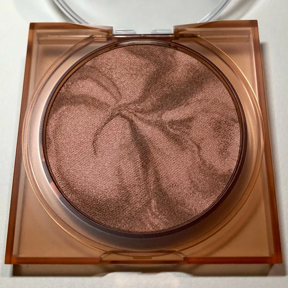 Huda Beauty GloWish Soft Radiance Bronzing Powder 04 DEEP TAN